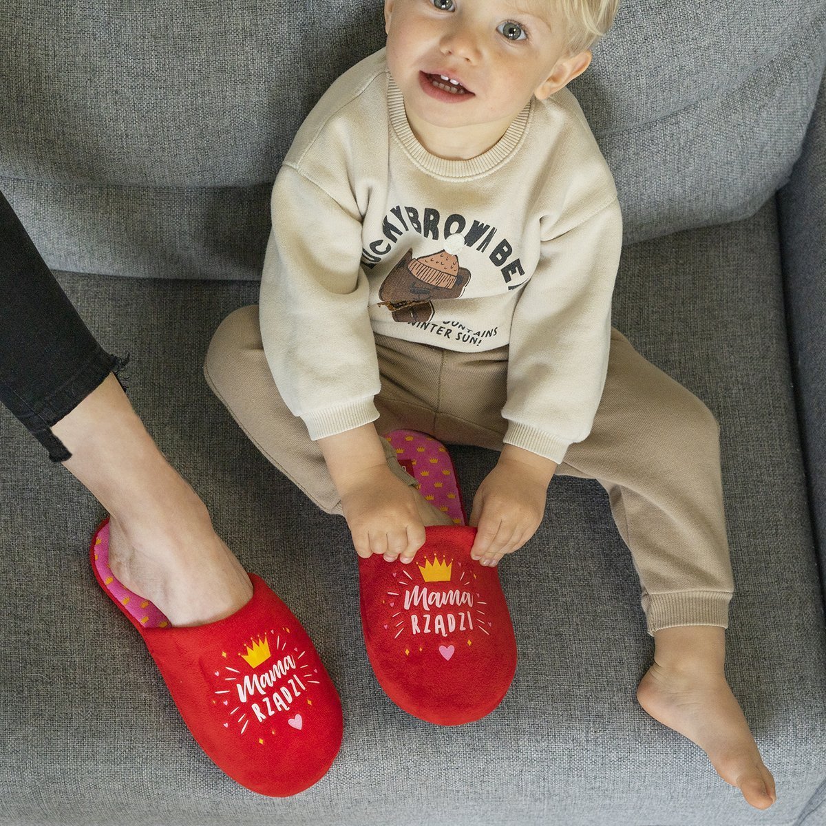 Slippers for Mum SOXO Mum rules in a box with Polish inscriptions red | \ SLIPPERS \ | Wholesale socks, slippers