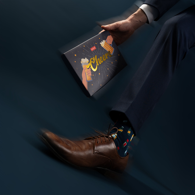 2 Paar von lustigen Socken mit Bier-Motiv + Bieröffner | Herrensocken | SOXO