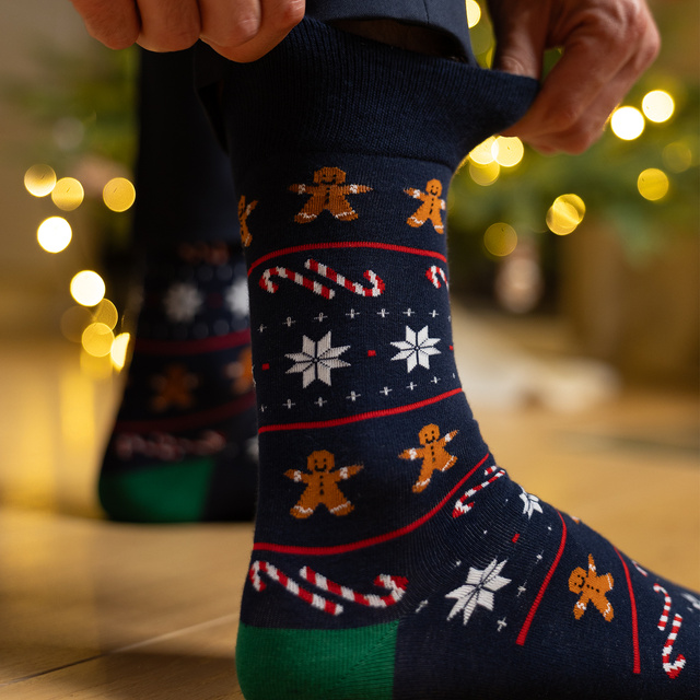 1 Paar Socken mit Lebkuchenmuster in Kartenverpackung