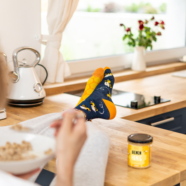 Bunte SOXO GOOD STUFF Herrensocken mit lustigem Baumwollhonig im Glas