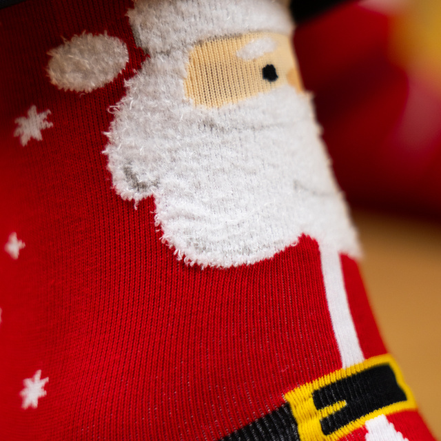 1 Paar Socken mit Weihnachtsmann-Motiv in Kartenverpackung