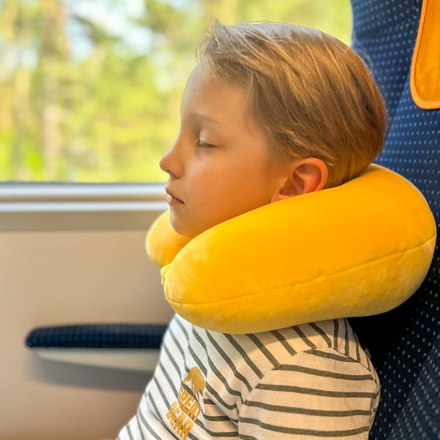MOMO WAY Multifunktionales Reisekissen für ein Kind | Bär