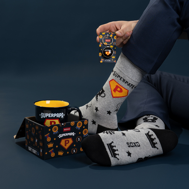 Set of men's socks Super Papa in a cup with a keychain