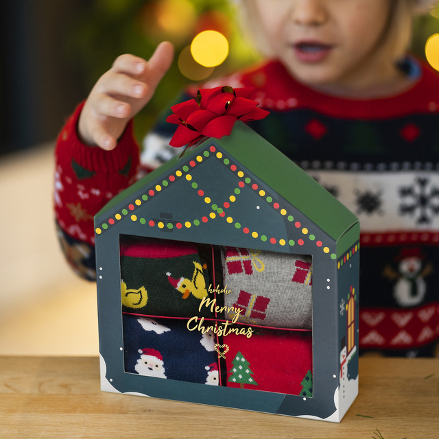 4 Paar von lustigen Socken mit Weihnachtsmotiv in einzigartiger Verpackung | Herrensocken | SOXO
