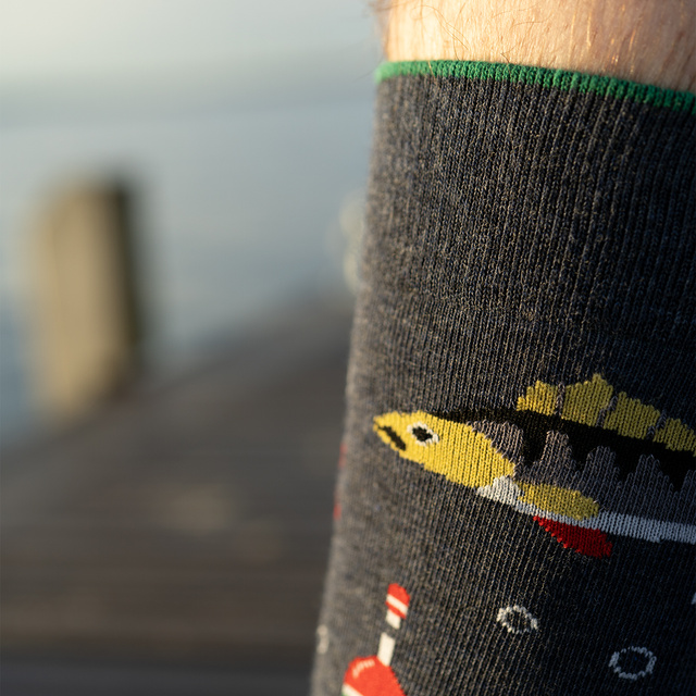 Set mit 1x lustigen Herrensocken + 1x Tasse Fische in einzigartiger Verpackung | SOXO