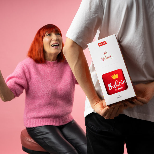 Hausschuhe für Oma SOXO mit polnischer Inschrift in einer Geschenkbox