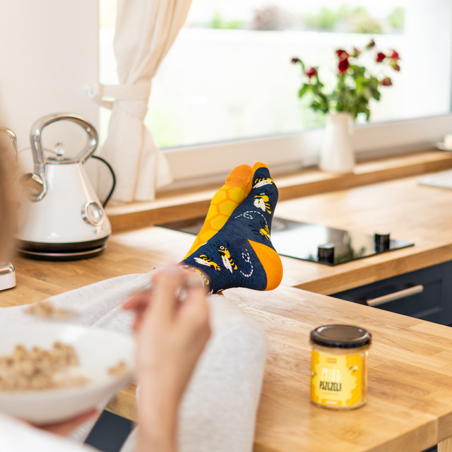 Bunte SOXO GOOD STUFF Herrensocken mit lustigem Baumwollhonig im Glas