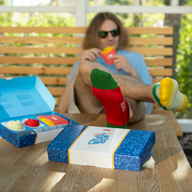 2 Paar von lustigen Socken mit Fisch und Chips motiv in einzigartiger Verpackung | Damen-/Herrensocken | SOXO
