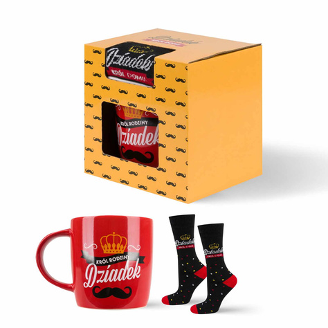 Ein Set Herrensocken und eine Tasse SOXO mit Aufschrift für ein Geschenk für Opa