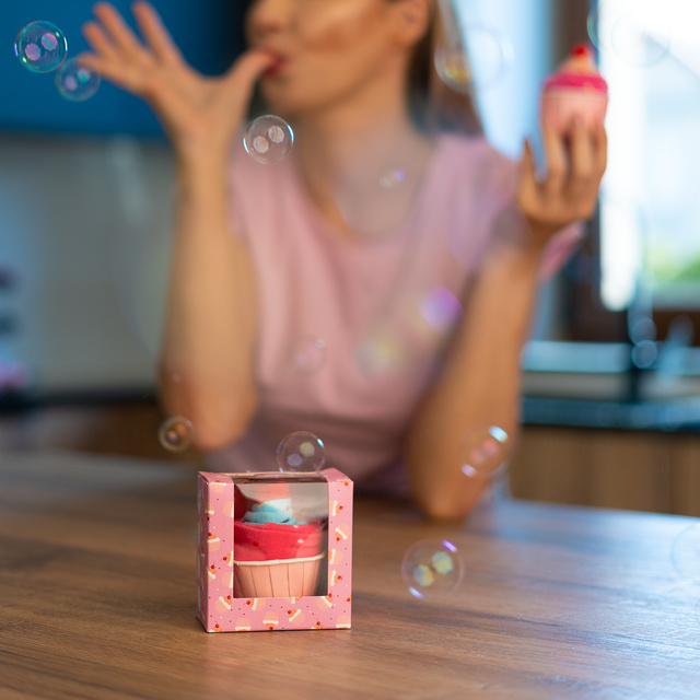1 Paar von lustigen Socken mit Cupcakemotiv in einzigartiger Verpackung | Damensocken | SOXO