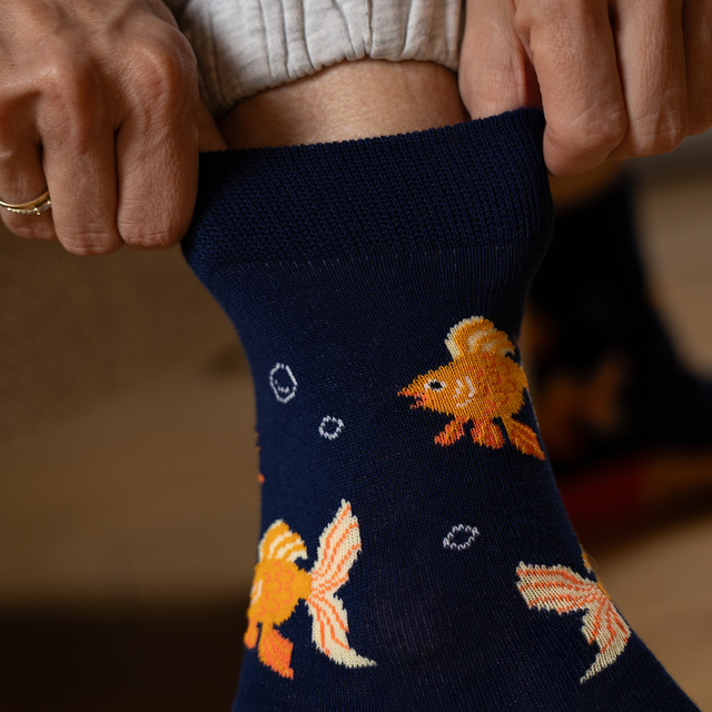 SOXO women's gold fish socks