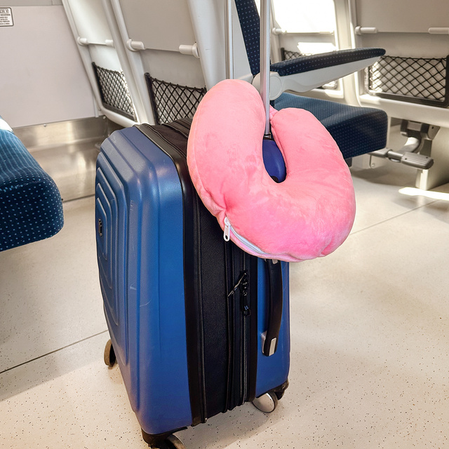 MOMO WAY Multifunktionales Reisekissen für ein Kind | Einhorn