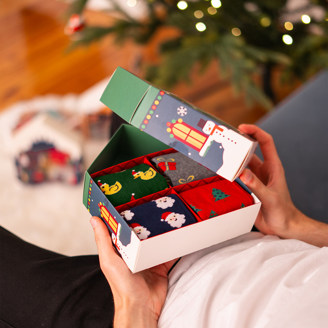 4 Paar von lustigen Socken mit Weihnachtsmotiv in einzigartiger Verpackung | Herrensocken | SOXO