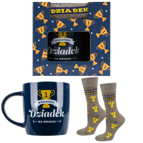 Ein Set Herrensocken und eine Tasse SOXO mit Aufschrift für ein Geschenk für Opa