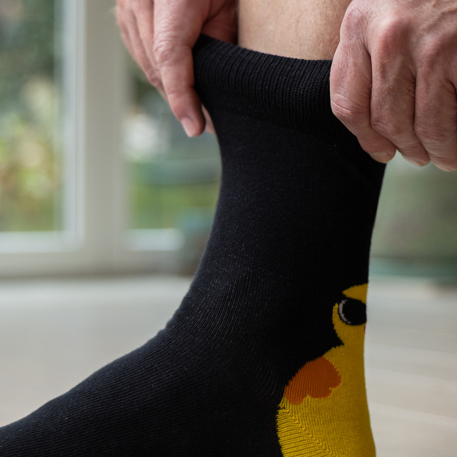 Socken mit Hühner-Motiv in einer Grußkarten-Verpackung