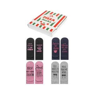 Set aus 4x Damenfüßen mit SOXO Aufschriften farbig in einer Pizzaschachtel