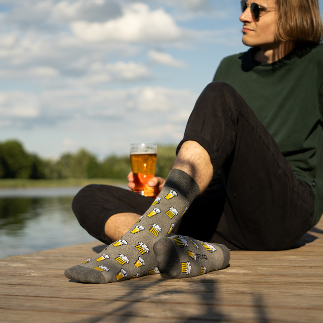Socken in Dose mit Bier-Motiv