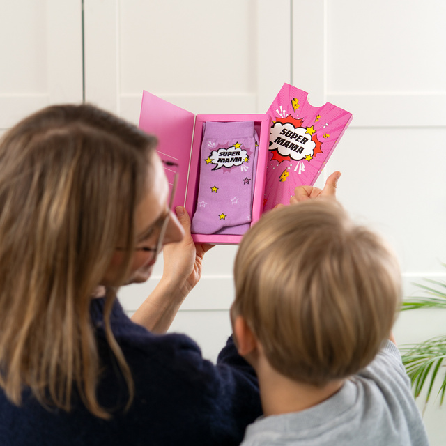 1 Paar von lustigen Socken mit der Aufschrift „Super Mama“ in einzigartiger Verpackung | Damensocken | SOXO