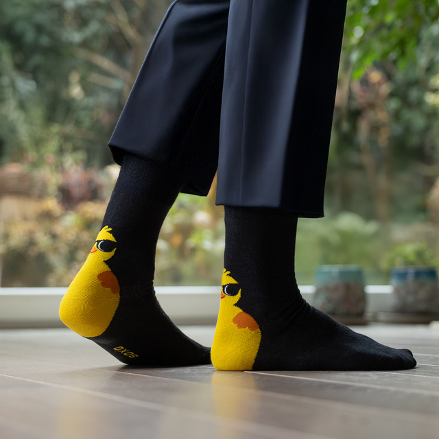 Socken mit Hühner-Motiv in einer Grußkarten-Verpackung