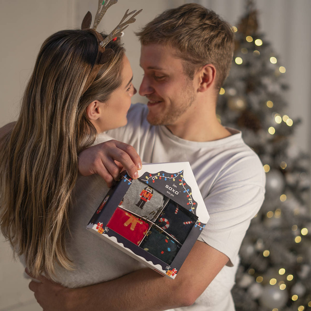 4 Paar von lustigen Socken mit Weihnachtsmotiv in einzigartiger Verpackung | Herrensocken | SOXO